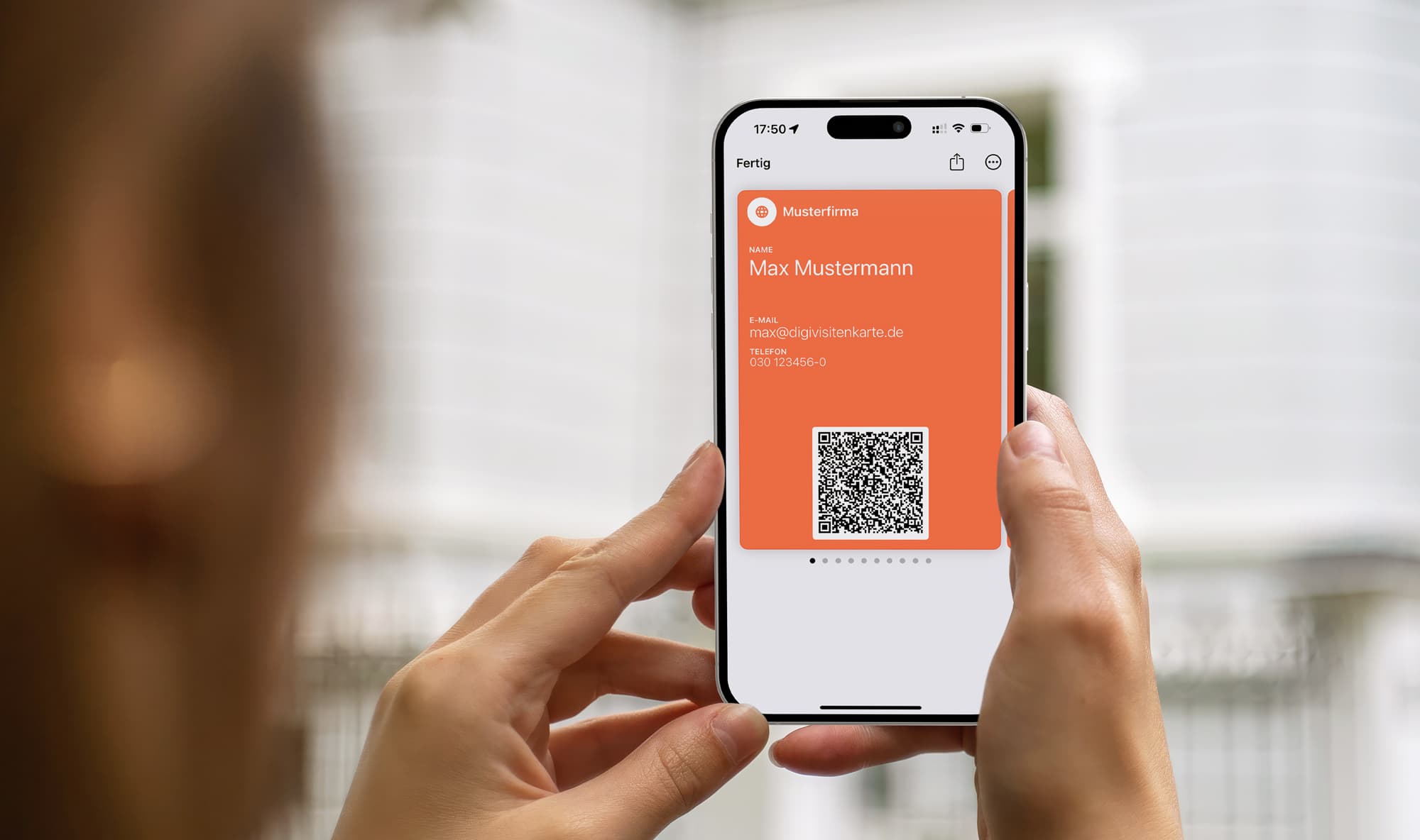 Digitale Visitenkarte mit vCard-QR-Code auf einem iPhone im Apple Wallet
