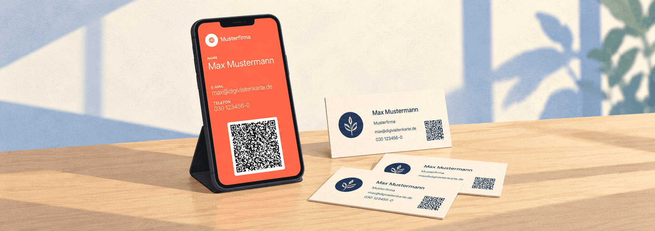 Illustration eines Smartphones mit orangefarbener Wallet-Visitenkarte neben drei gedruckten Visitenkarten auf einem hellen Tisch.
