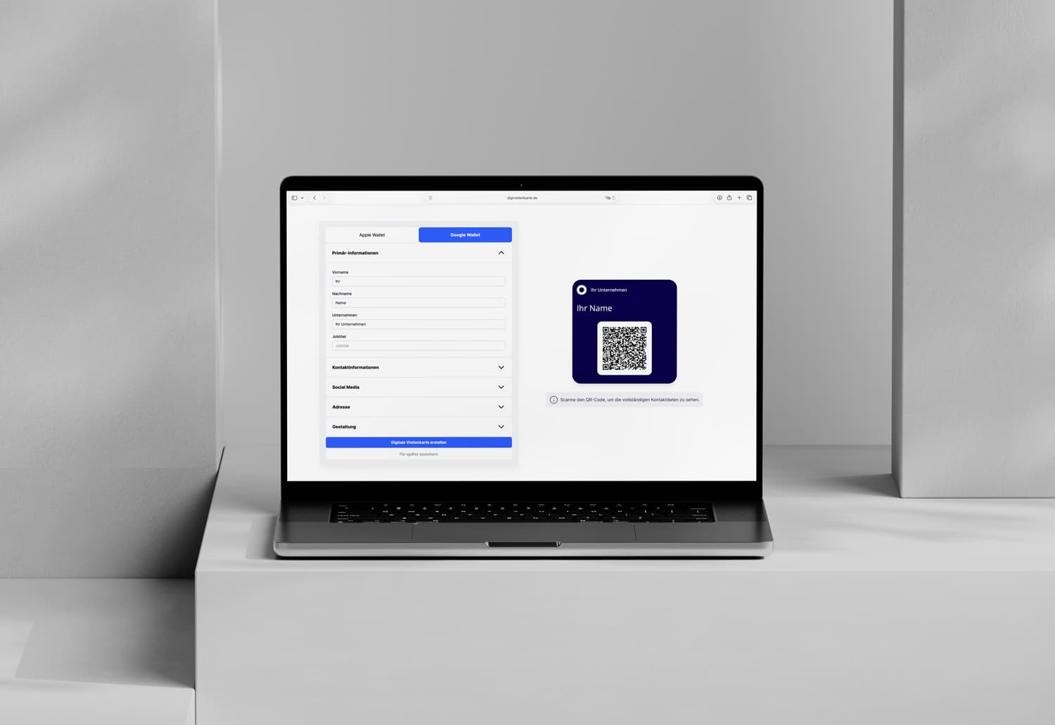 Der Visitenkarten-Generator von digivisitenkarte.de auf einem Laptop: links ein Formular mit Feldern für Vorname, Nachname, Unternehmen und Jobtitel, rechts die Vorschau einer dunkelblauen Karte mit QR-Code.