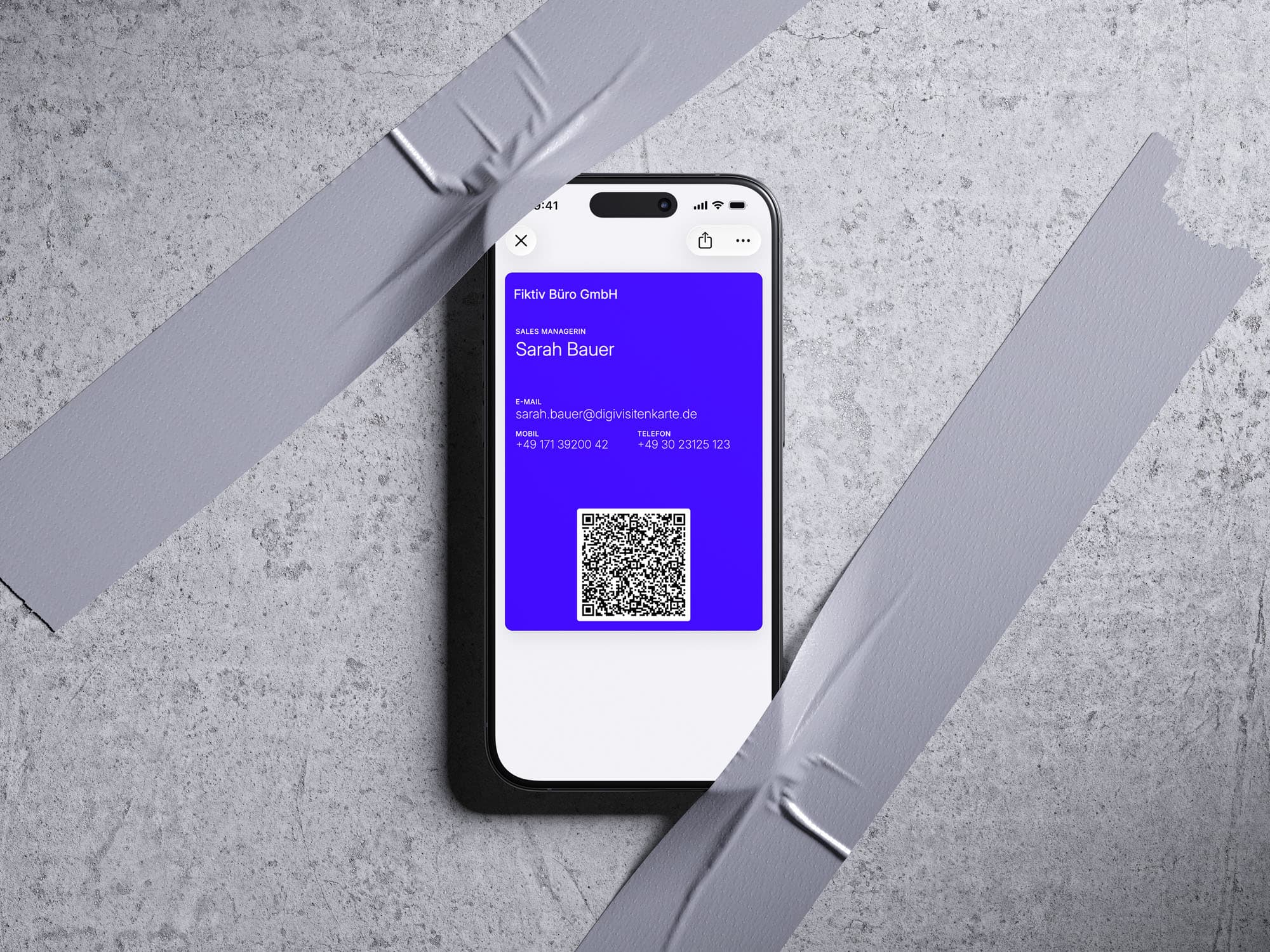 Apple-Wallet-Visitenkarte von Sarah Bauer auf einem iPhone, blau-violette Karte mit scannbarem QR-Code, mit Klebeband an einer Betonwand befestigt