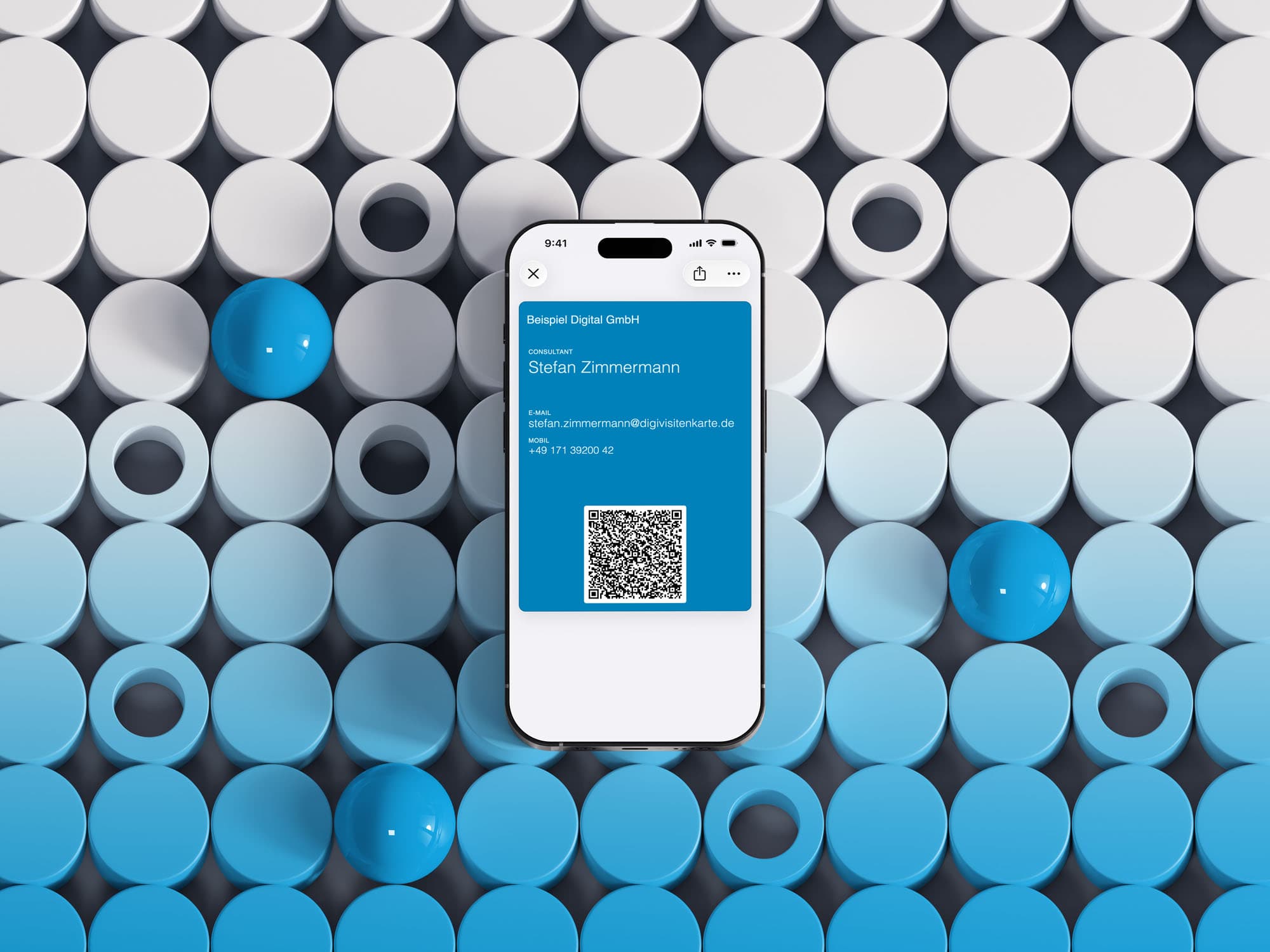 iPhone mit einer blauen digitalen Visitenkarte im Apple Wallet und scannbarem QR-Code vor einem blau-weißen Hintergrund aus runden Kacheln