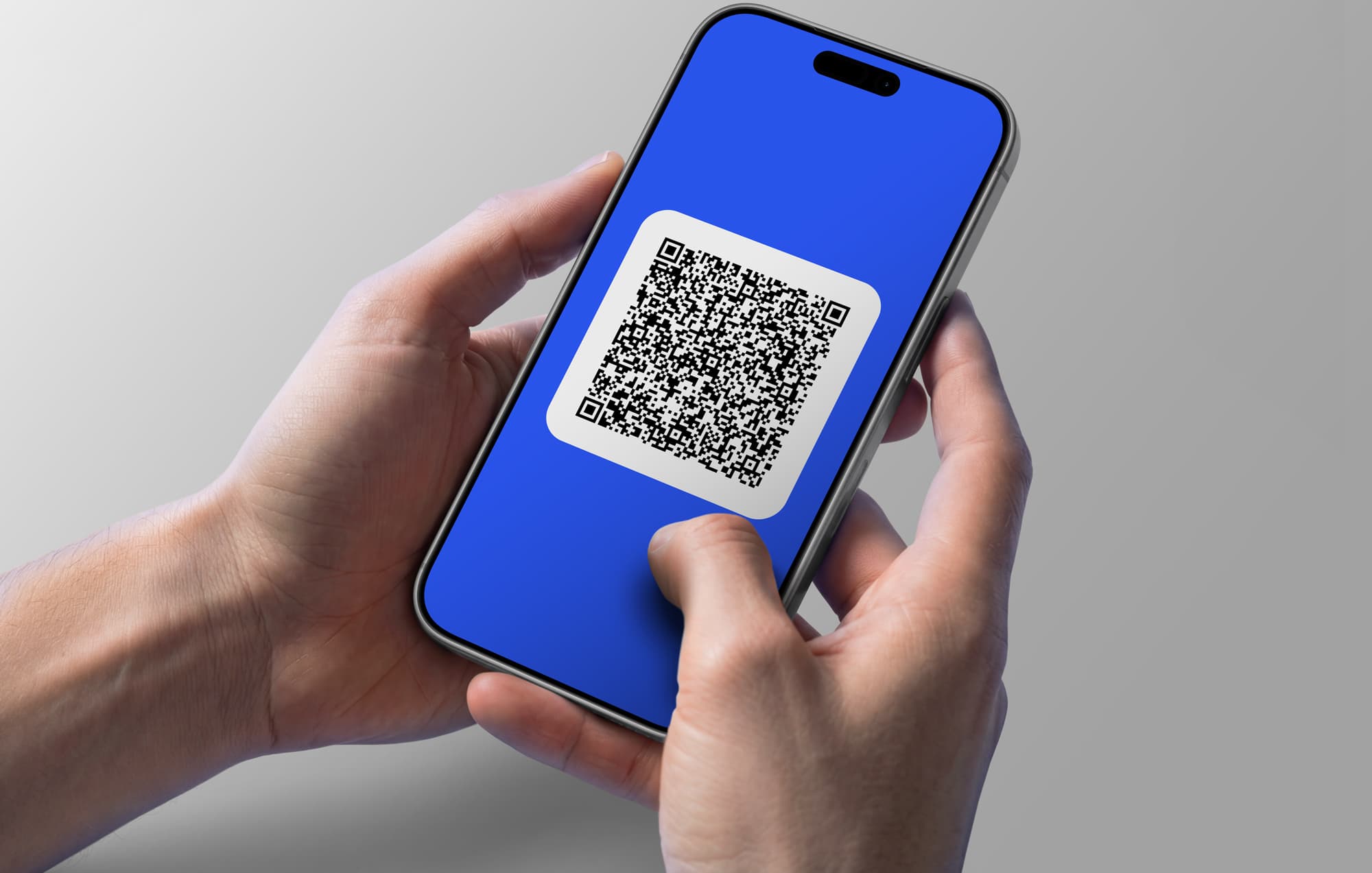 Zwei Hände halten ein Smartphone mit einem großen QR-Code auf dem Display