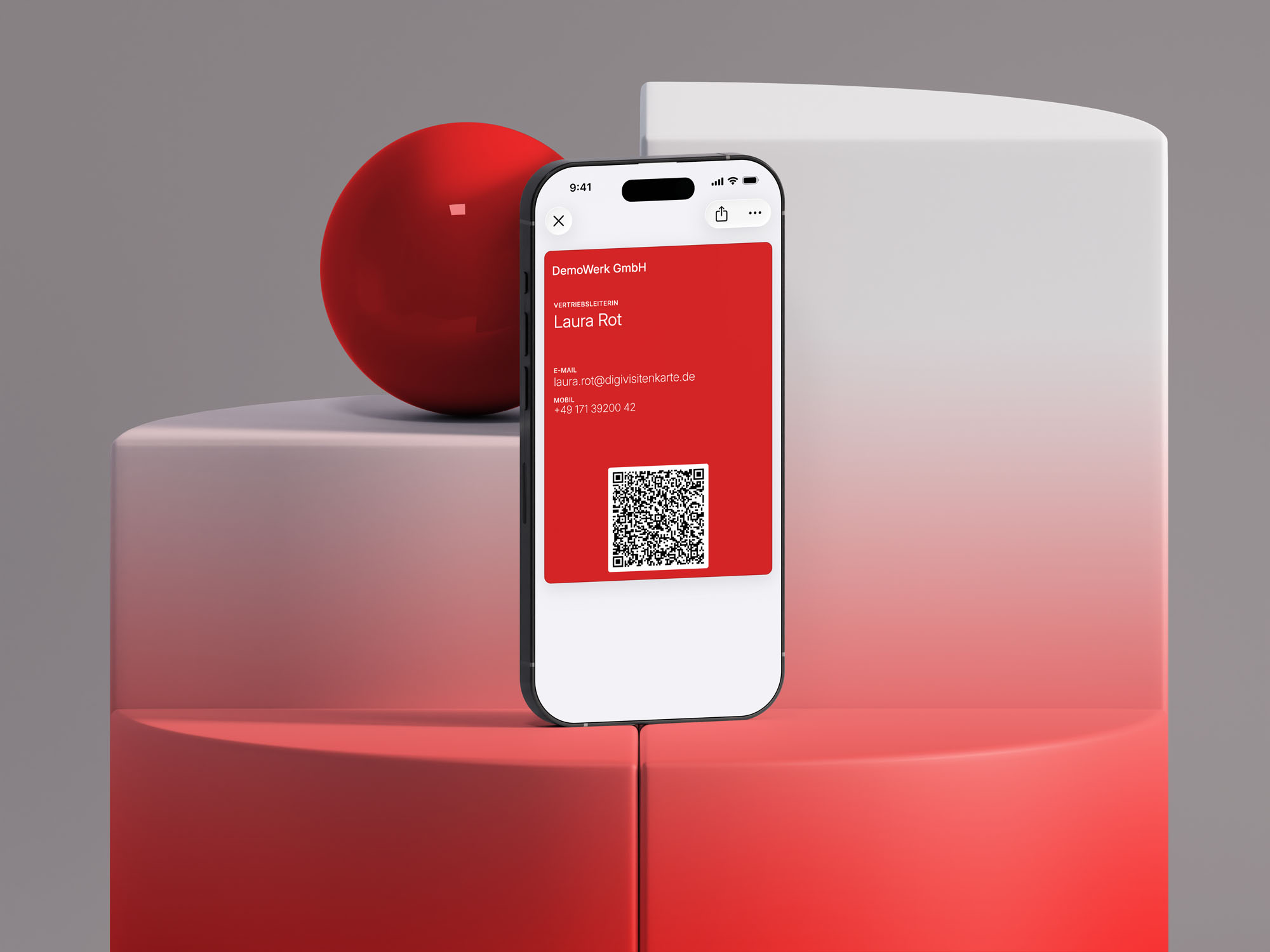 Eine rote digitale Visitenkarte im Apple Wallet auf einem iPhone: Sie zeigt „DemoWerk GmbH“, den Namen Laura Rot, E-Mail-Adresse, Mobilnummer und einen scannbaren QR-Code.